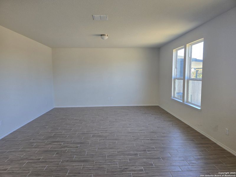 Spacious, unfurnished interior of a new home in Davis Ranch, San Antonio (Image 19).