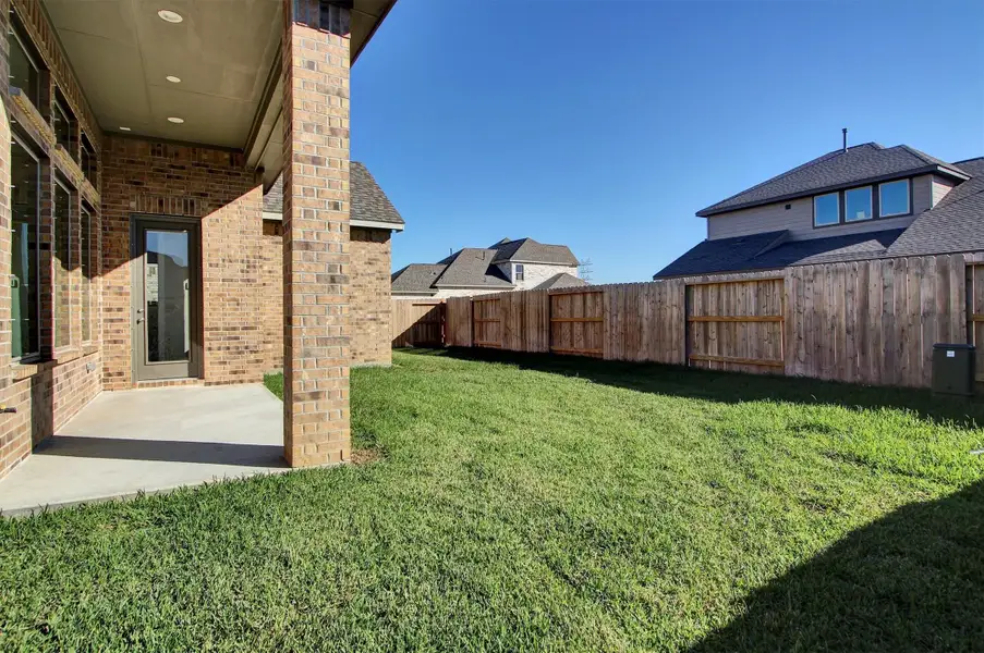 Exterior details and patio area of a home in Canterra Creek  60', Rosharon (Image 4).