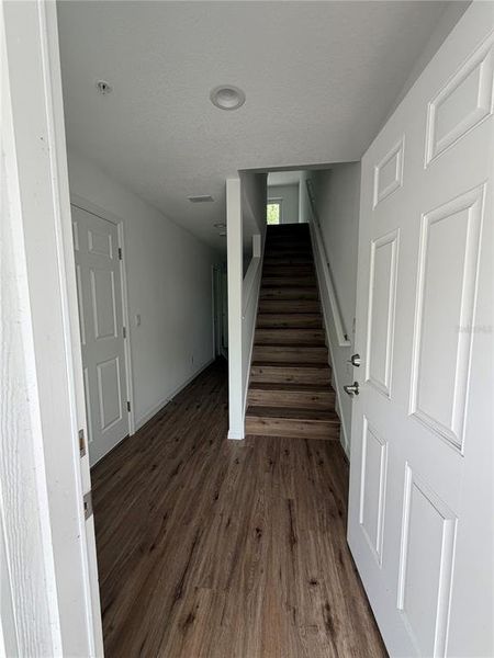 Spacious, unfurnished interior of a new home in , Bradenton (Image 6).