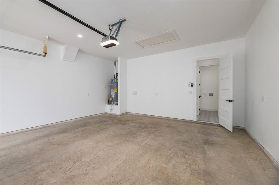 Spacious, unfurnished interior of a new home in , Dallas (Image 28).