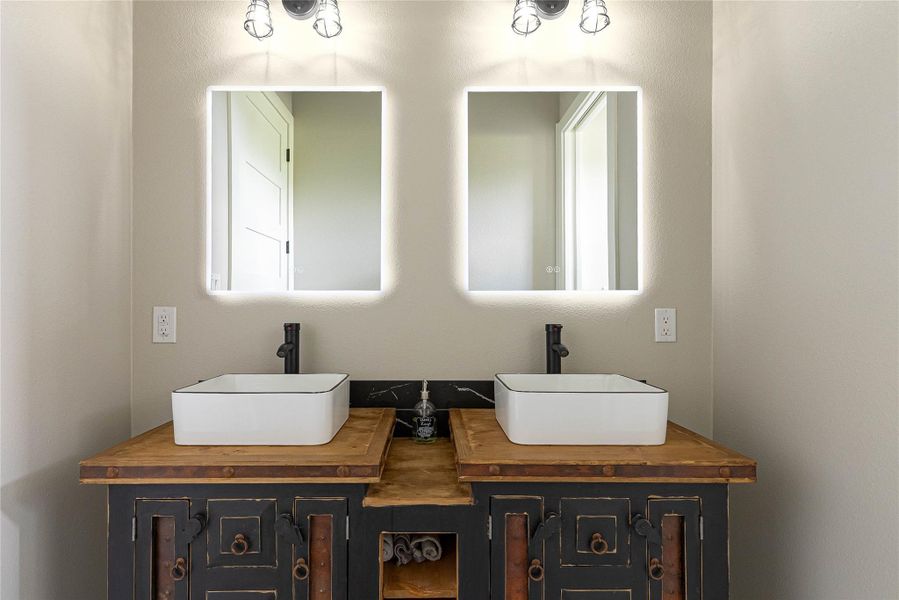 Double sinks and elegant details for everyday comfort.