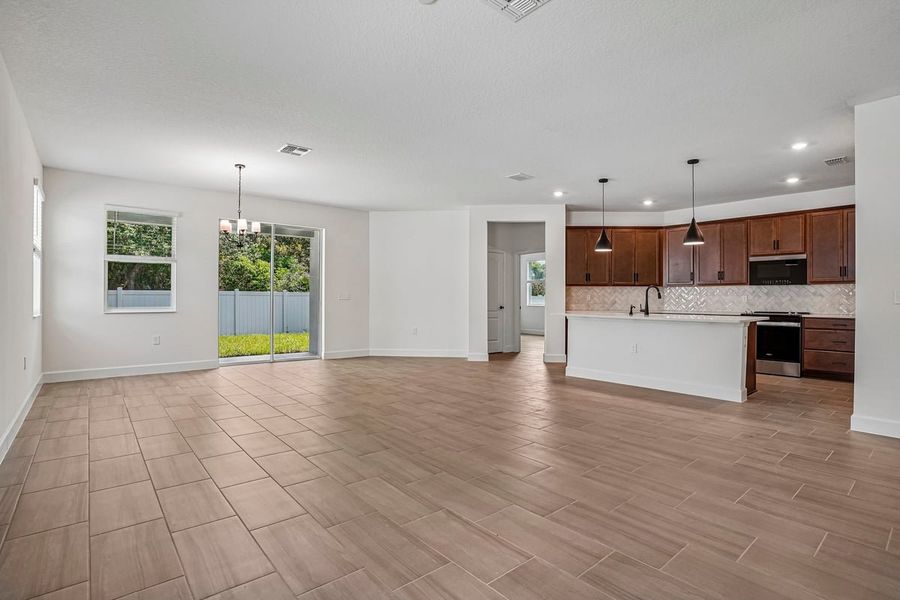 Spacious, unfurnished interior of a new home in Oasis Reserve, Orlando (Image 13).