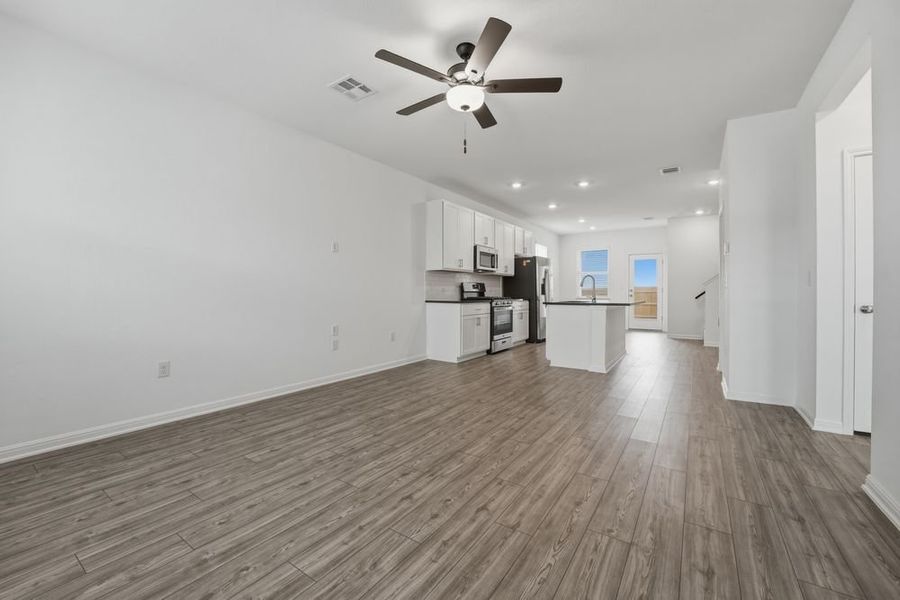 Spacious, unfurnished interior of a new home in Longview, Del Valle (Image 11).