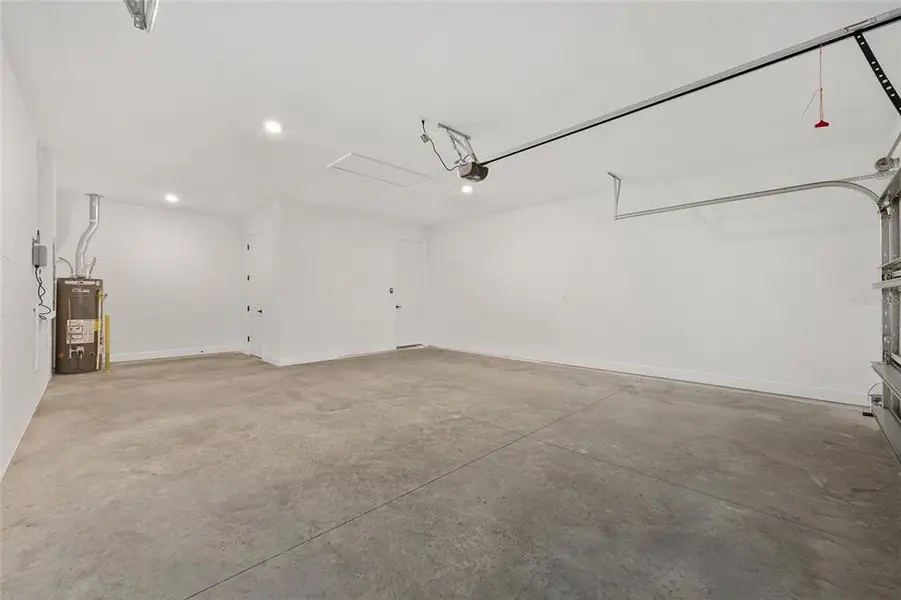 Spacious, unfurnished interior of a new home in , Ocala (Image 37).