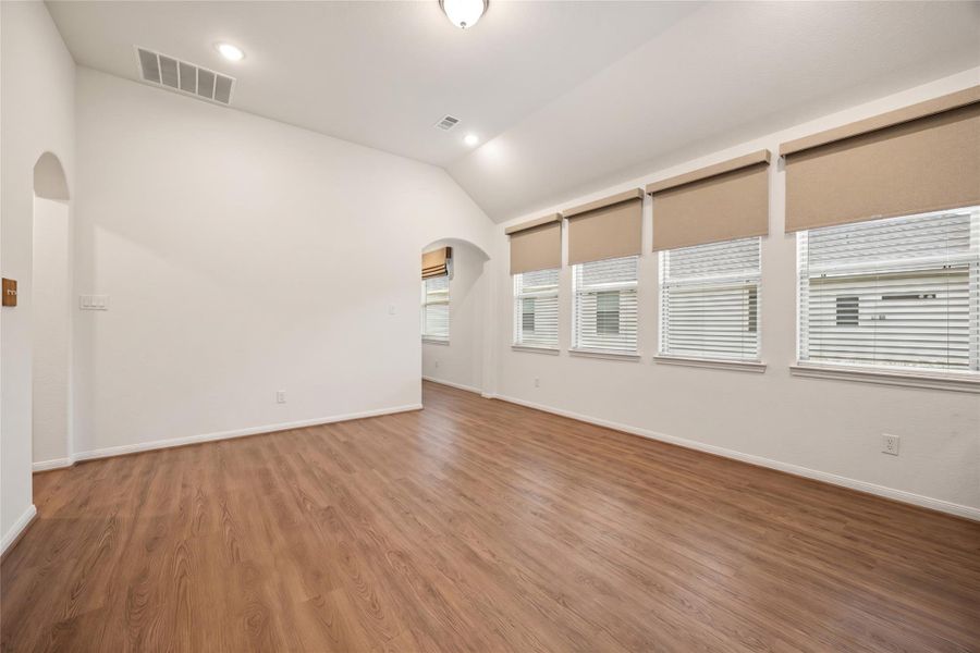 Spacious, unfurnished interior of a new home in Willowpoint, Tomball (Image 17). Spacious, unfurnished interior of a new home in Willowpoint, Tomball (Image 17).