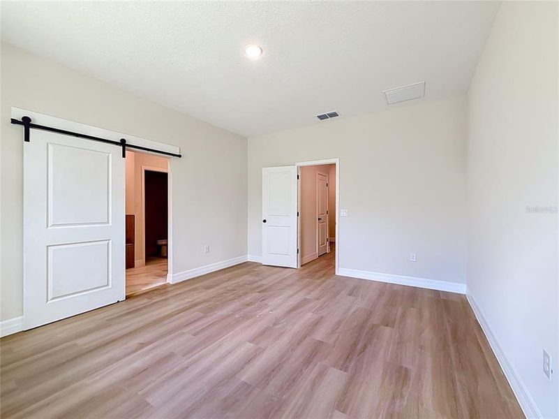 Spacious, unfurnished interior of a new home in , Eustis (Image 39).
