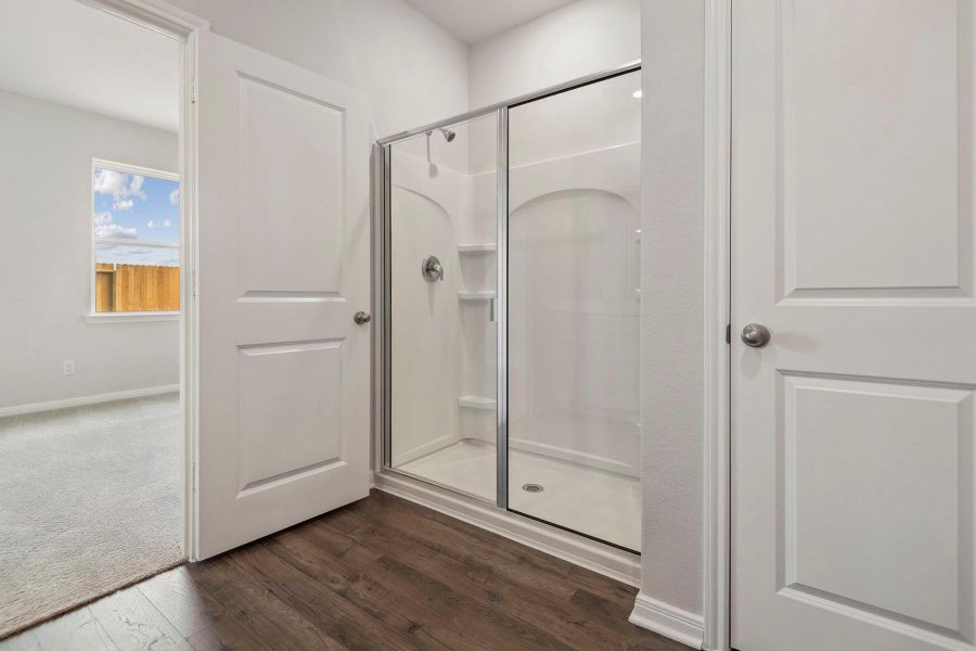 Spacious, unfurnished interior of a new home in Sweetwater Ridge, Conroe (Image 9). Spacious, unfurnished interior of a new home in Sweetwater Ridge, Conroe (Image 9).