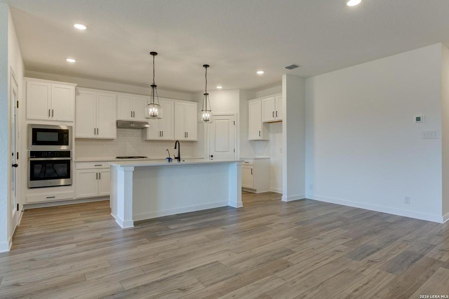 Spacious, unfurnished interior of a new home in Nopal Valley, San Antonio (Image 18).