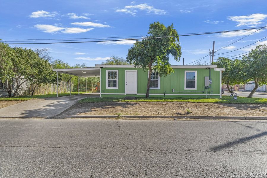 Exterior details and patio area of a home in , Laredo (Image 11).