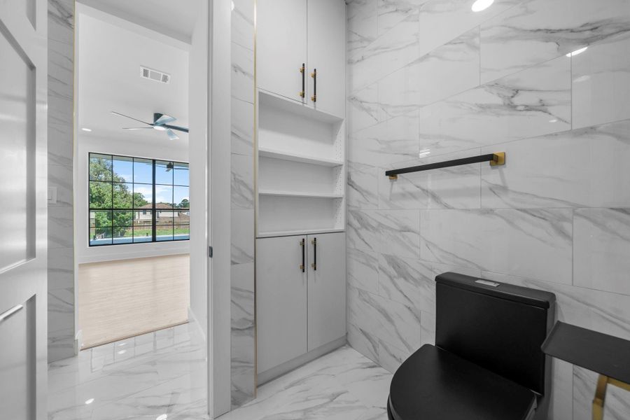 Secondary bathroom with state of the art details. Secondary bathroom with state of the art details.