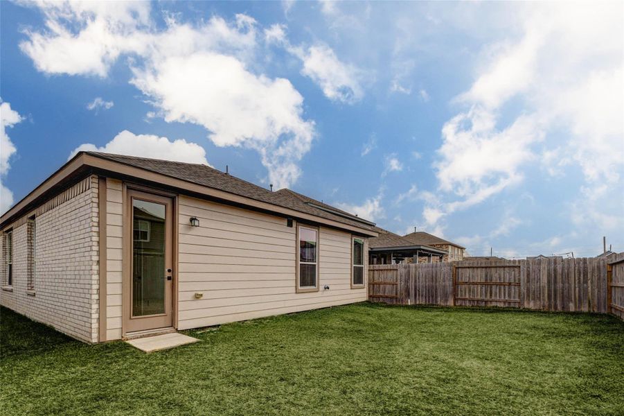 Exterior details and patio area of a home in , Katy (Image 28).
