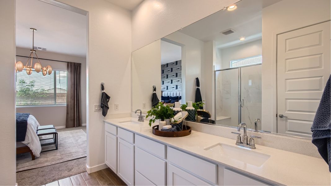 5583 Explorer Owners Bath 1of2 F1 Base3