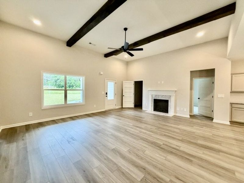 Spacious, unfurnished interior of a new home in Oakview, Pine Mountain (Image 10).