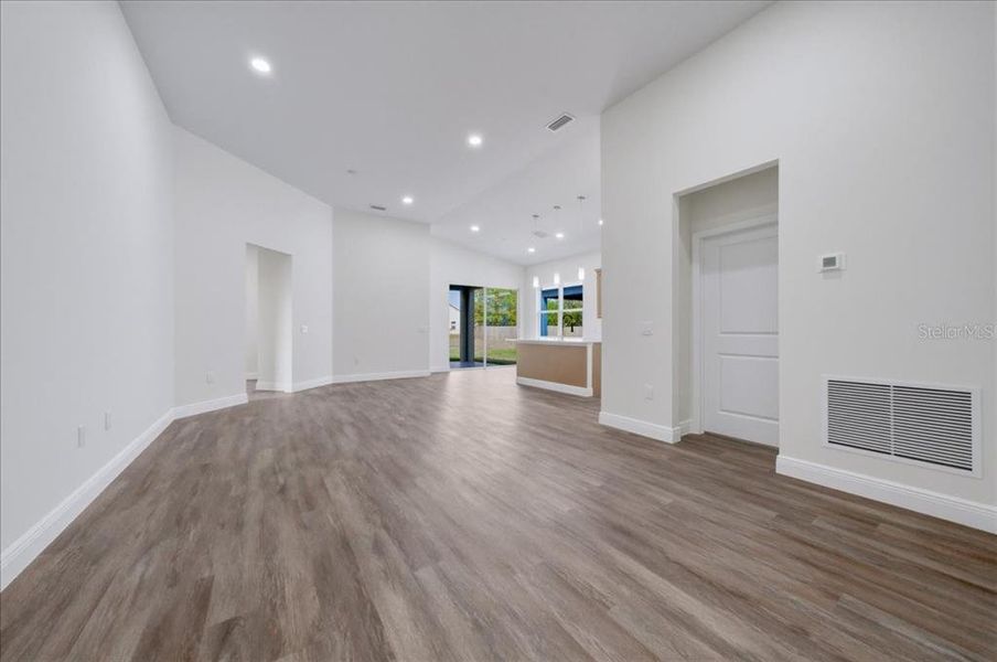 Spacious, unfurnished interior of a new home in , Orlando (Image 24).