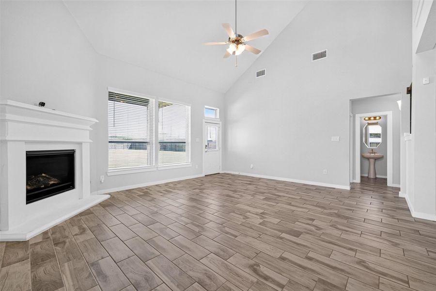 Spacious, unfurnished interior of a new home in , Mont Belvieu (Image 21).