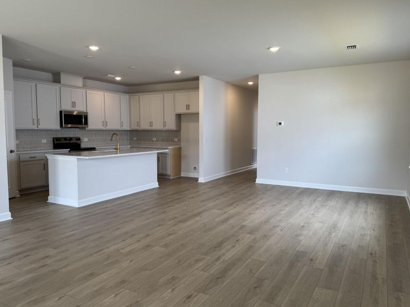 Spacious, unfurnished interior of a new home in , Ravenel (Image 12).