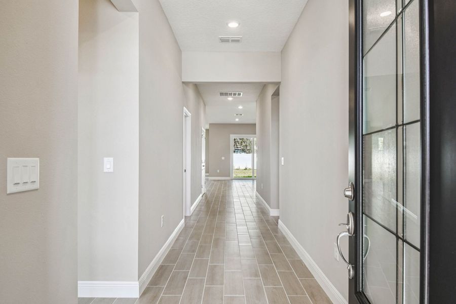 Spacious, unfurnished interior of a new home in Pinecone Reserve, Brooksville (Image 19).