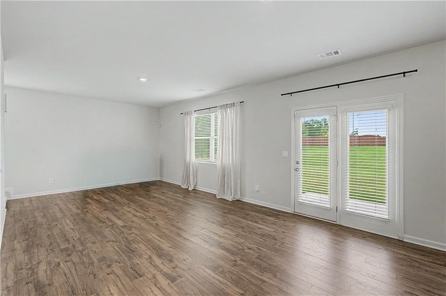 Spacious, unfurnished interior of a new home in Oakwood, Dallas (Image 27).