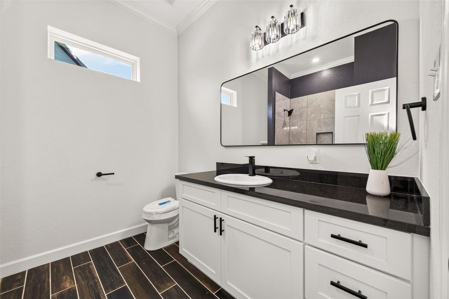 Bright secondary bathroom with modern finishes and clean design.