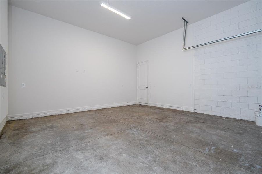 Spacious, unfurnished interior of a new home in , Orlando (Image 43).
