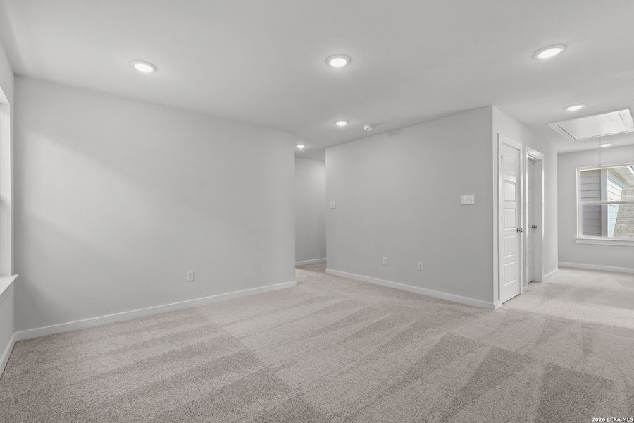 Spacious, unfurnished interior of a new home in Senna, Leon Valley (Image 24).