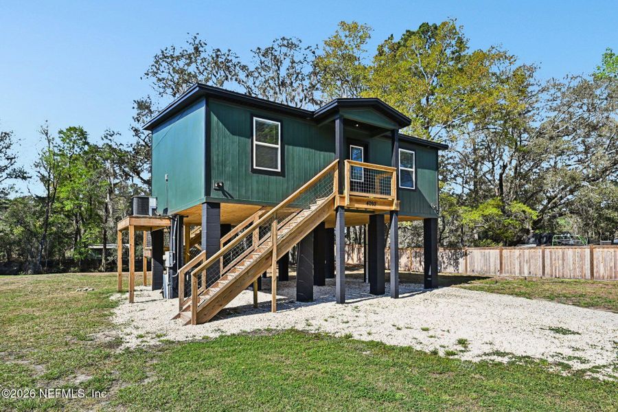 Exterior details and patio area of a home in , Middleburg (Image 19).