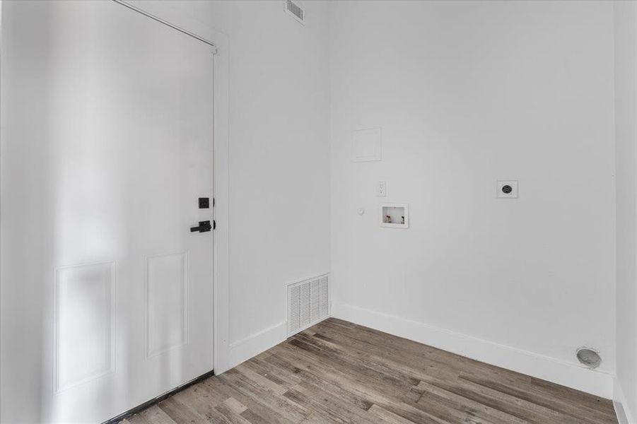 Spacious, unfurnished interior of a new home in , Dallas (Image 27).