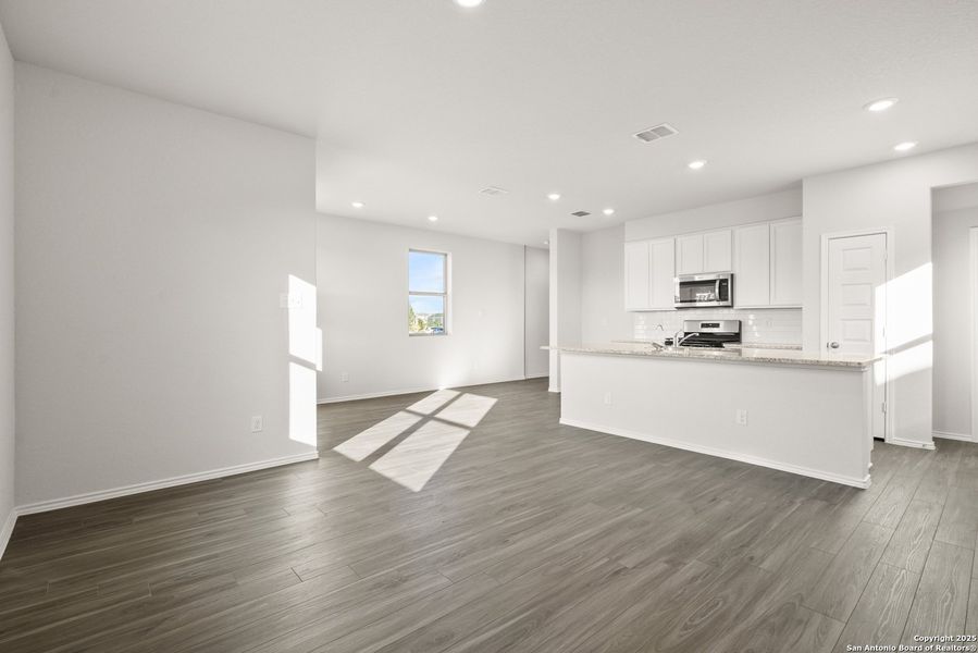 Spacious, unfurnished interior of a new home in Blue Ridge Ranch, San Antonio (Image 21).
