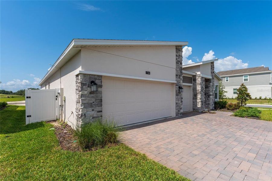 Exterior details and patio area of a home in , Apopka (Image 3).