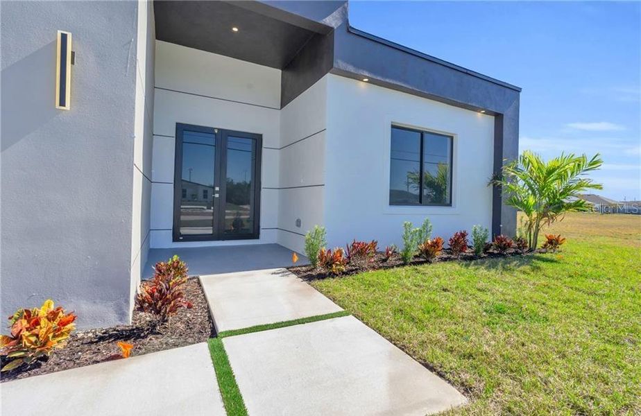 Exterior details and patio area of a home in , Cape Coral (Image 22).