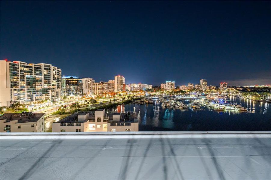 Condo located in Sarasota, FL showcasing its design and architecture (Image 5).