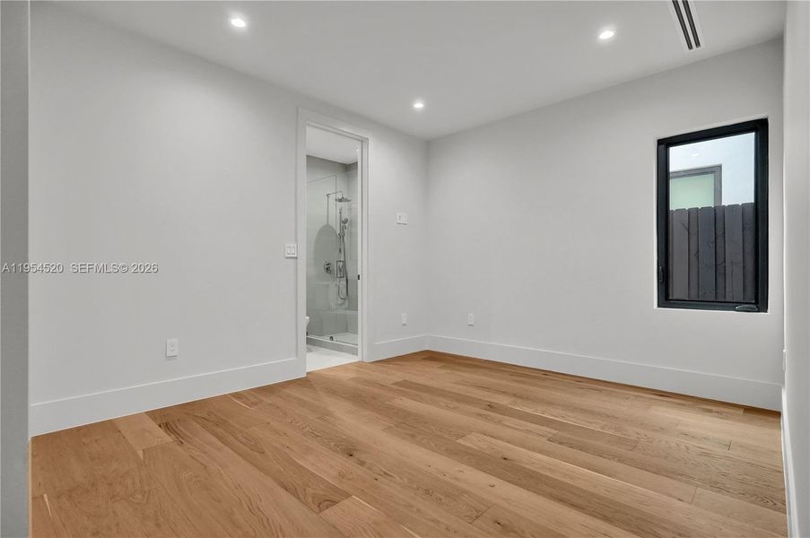 Spacious, unfurnished interior of a new home in , Miami (Image 14).