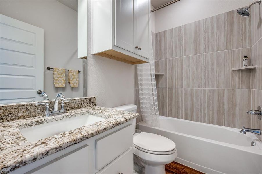 Furnished interior view inside a new home in , Gunter (Image 23).