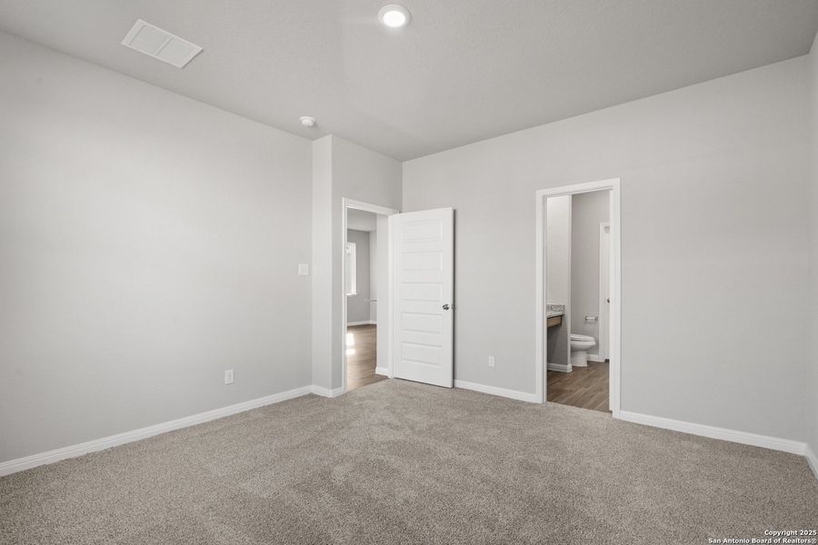 Spacious, unfurnished interior of a new home in Applewhite Meadows, San Antonio (Image 11).