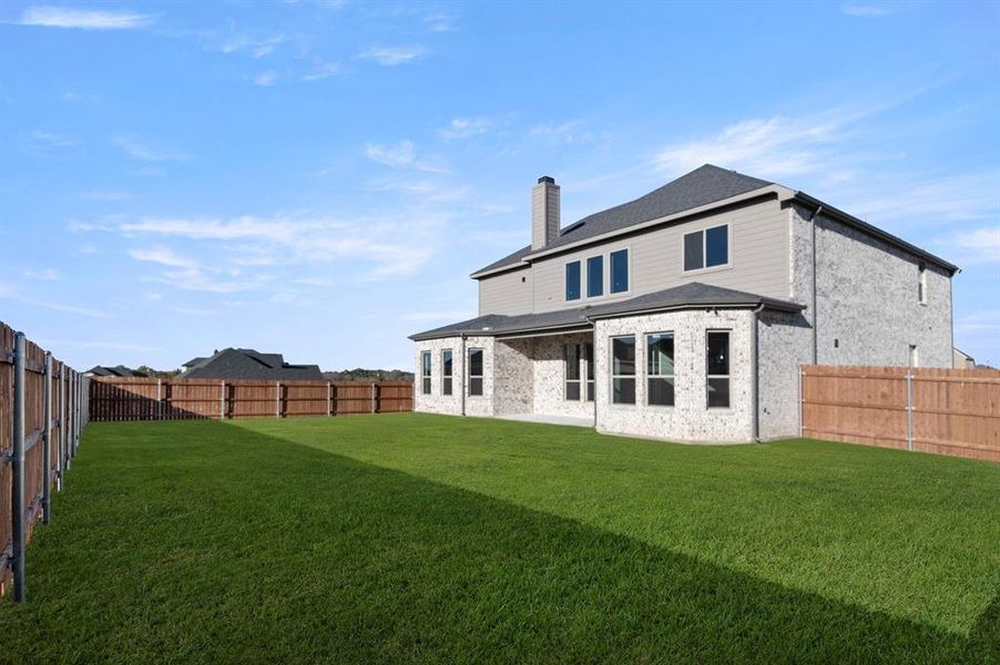 Exterior details and patio area of a home in Callan Village, Lorena (Image 4).