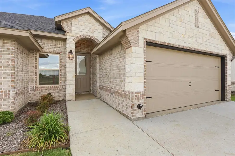 Exterior details and patio area of a home in , Tolar (Image 3).