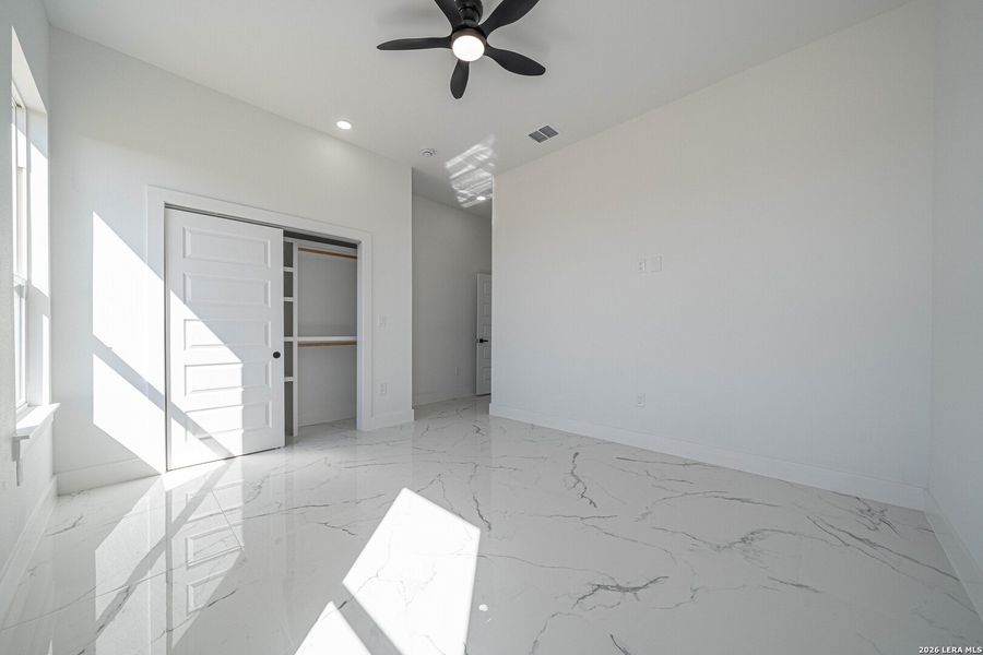 Spacious, unfurnished interior of a new home in , La Vernia (Image 38).