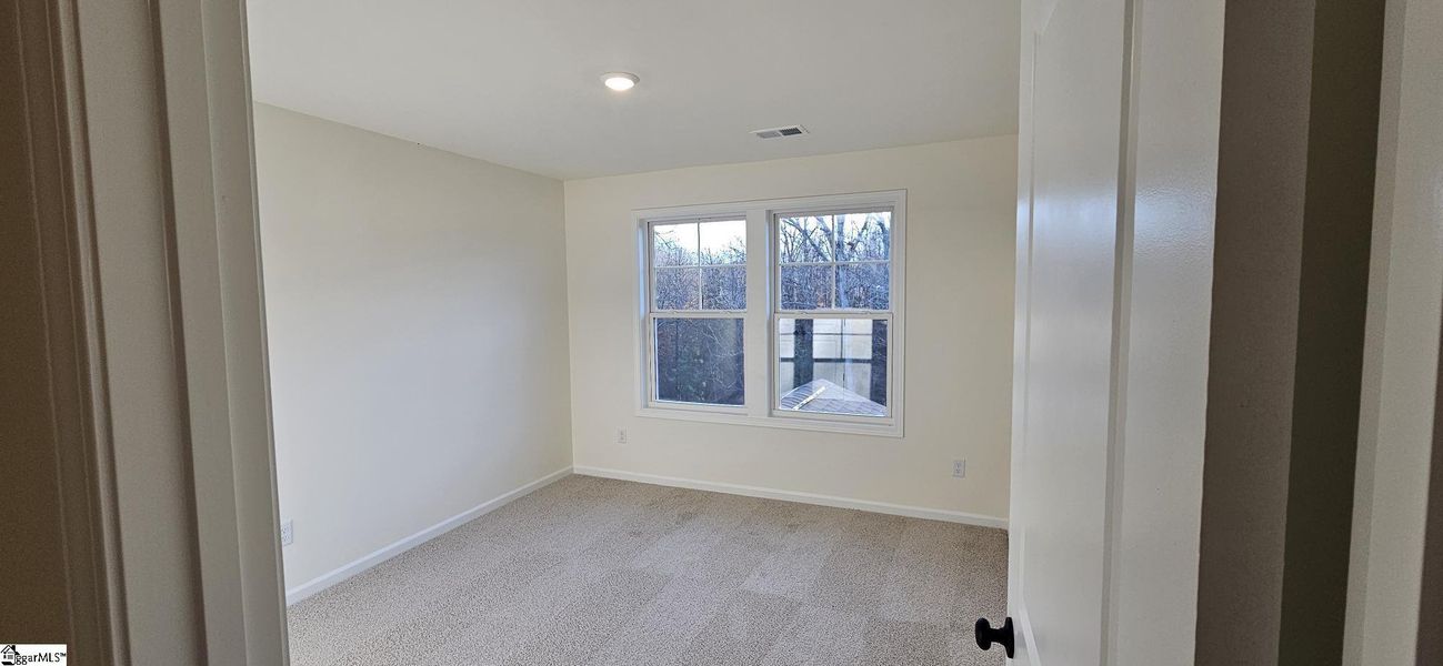 Spacious, unfurnished interior of a new home in Sedona, Greenville (Image 16).