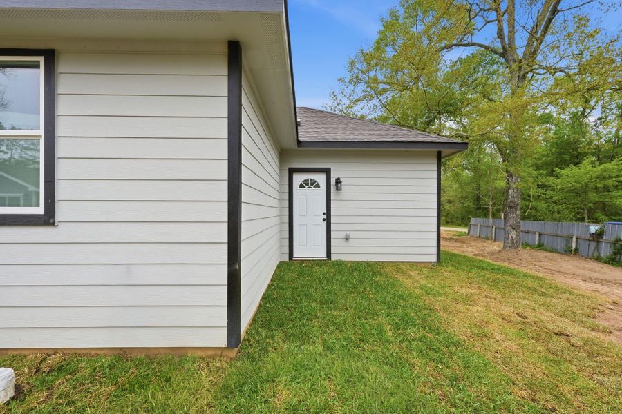 Exterior details and patio area of a home in , Willis (Image 4).