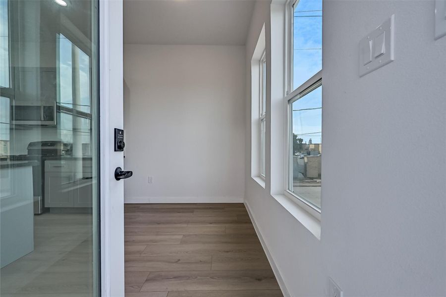 Spacious, unfurnished interior of a new home in , Galveston (Image 20).