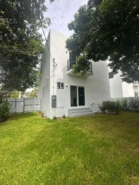 Exterior details and patio area of a home in , Fort Lauderdale (Image 4).