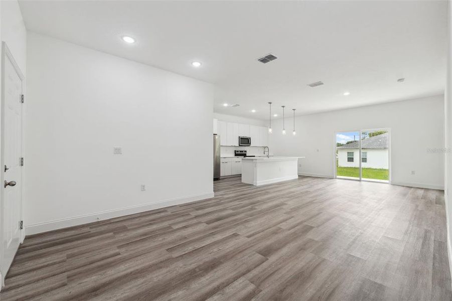 Spacious, unfurnished interior of a new home in , Ocala (Image 12).
