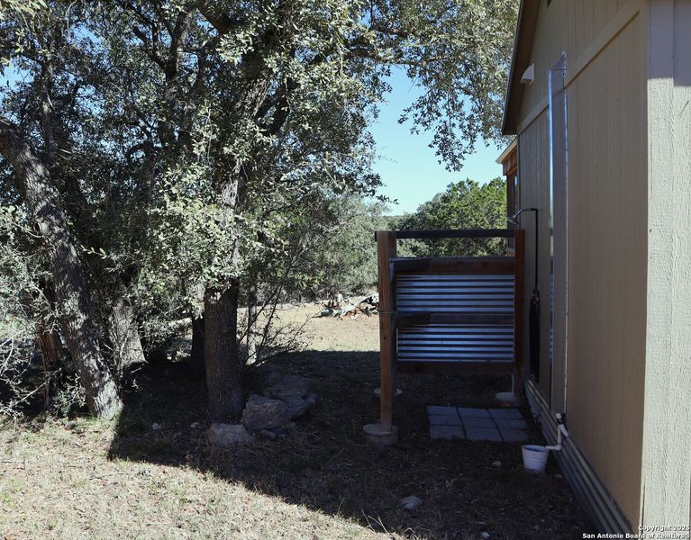 Exterior details and patio area of a home in , Bandera (Image 2).