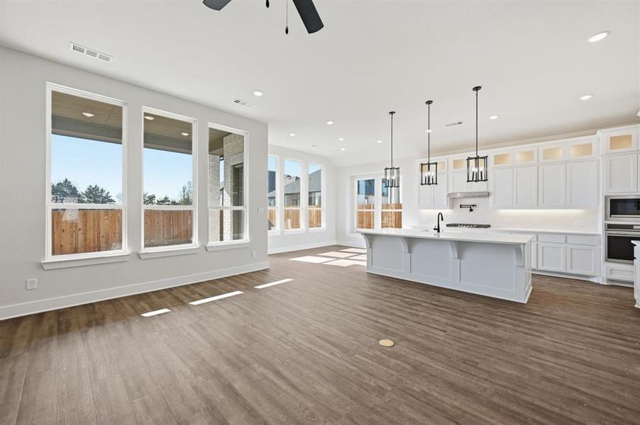 Spacious, unfurnished interior of a new home in Dove Hollow, Waxahachie (Image 15).