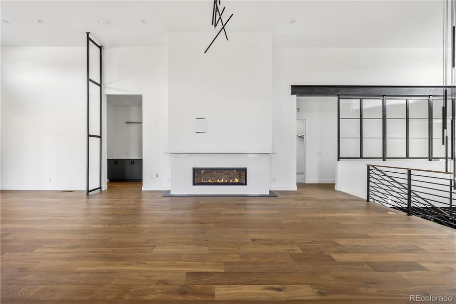 Spacious, unfurnished interior of a new home in , Golden (Image 24).