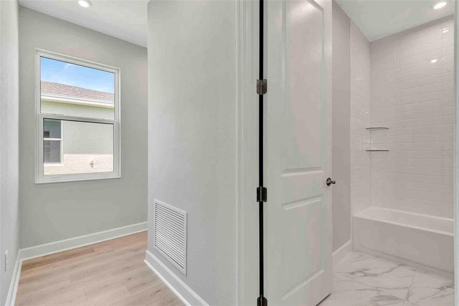 Spacious, unfurnished interior of a new home in Cresswind at Lake Harris, Tavares (Image 47).