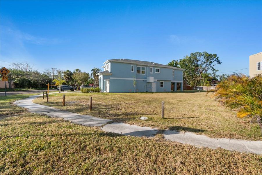 Exterior details and patio area of a home in , St. Petersburg (Image 32).