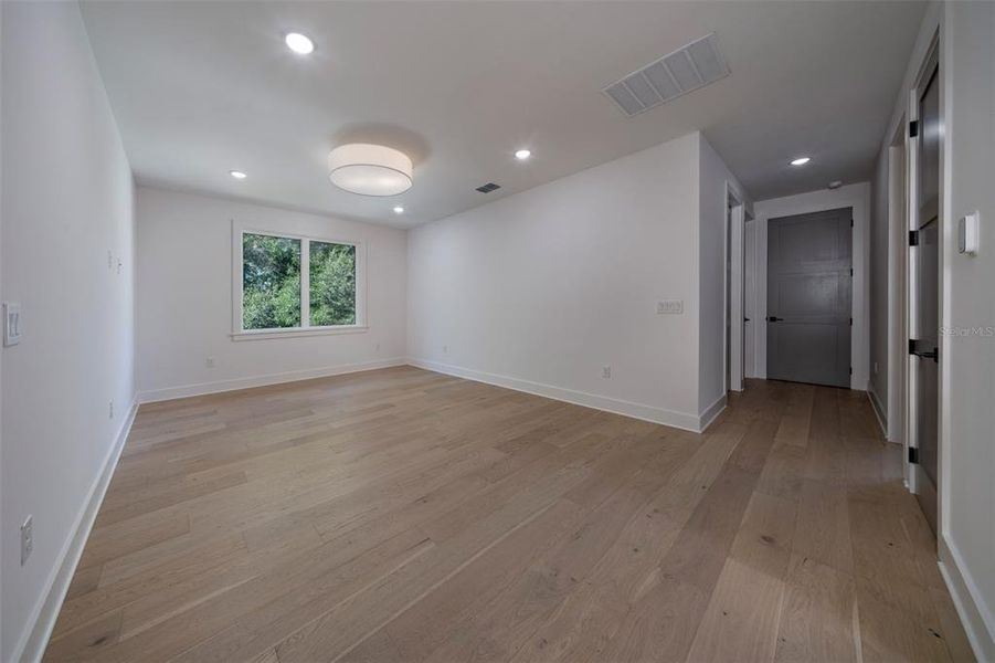 Spacious, unfurnished interior of a new home in , Orlando (Image 27).