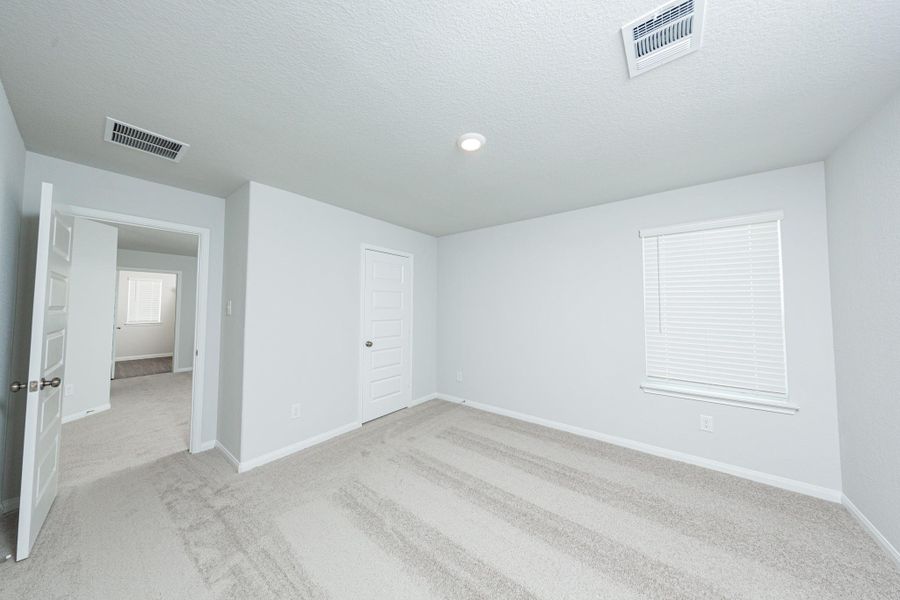 Spacious, unfurnished interior of a new home in River's Edge, Conroe (Image 13).