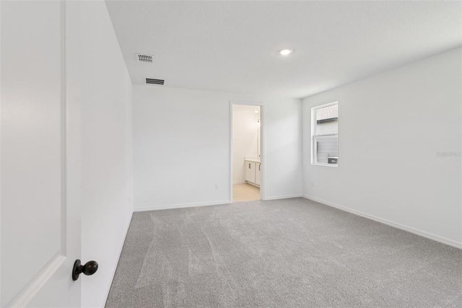 Spacious, unfurnished interior of a new home in Ardisia Park, New Smyrna Beach (Image 38).